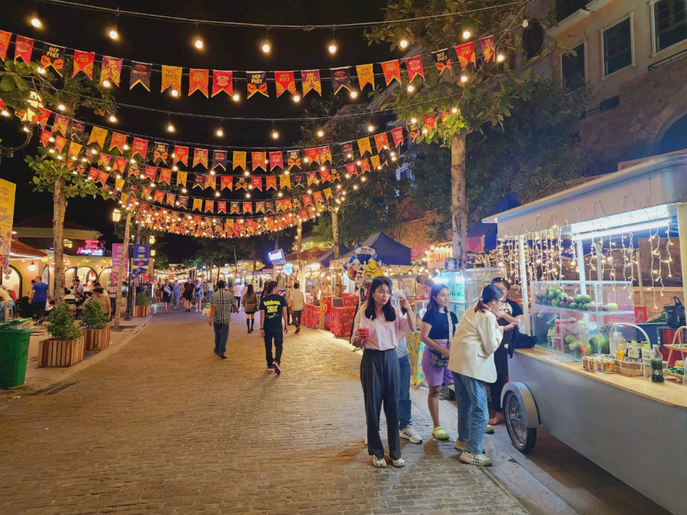 Residents and street bands often perform at the market, bringing vibrant energy and a festive atmosphere to the lively night scene